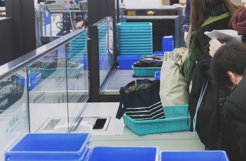 空港の手荷物検査の写真