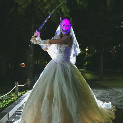 夜道で刀を振りかざす般若面の鬼嫁の写真