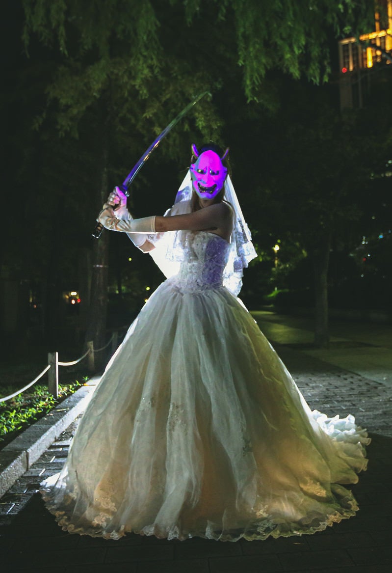 「夜道で刀を振りかざす般若面の鬼嫁」の写真［モデル：モデルリリース］