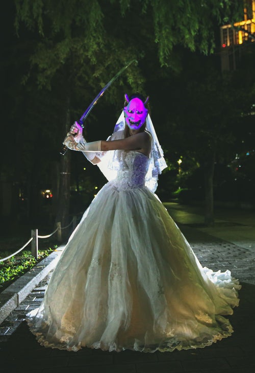 夜道で刀を振りかざす般若面の鬼嫁の写真