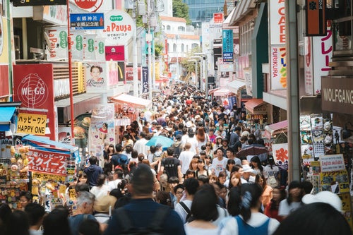 休日は人で激混み竹下通り（原宿）の写真