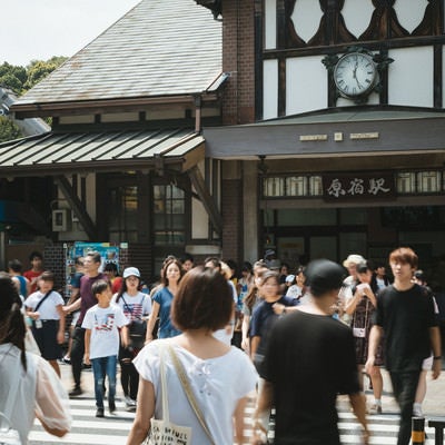 原宿駅前の横断歩道を渡る人の写真