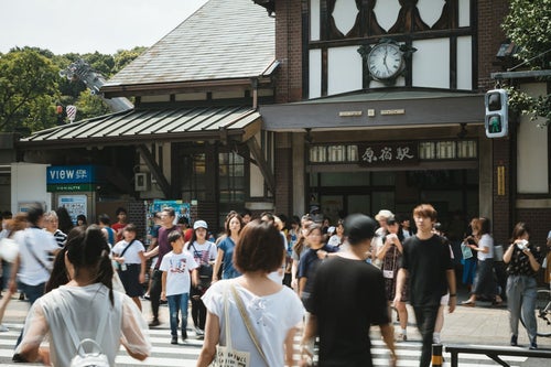 原宿駅前の横断歩道を渡る人の写真