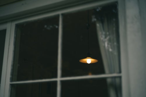 窓越しに見た間接照明の写真