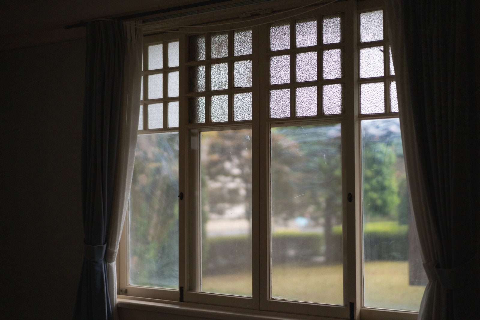 「カーテンの開いた窓」の写真