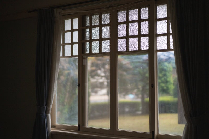 カーテンの開いた窓の写真