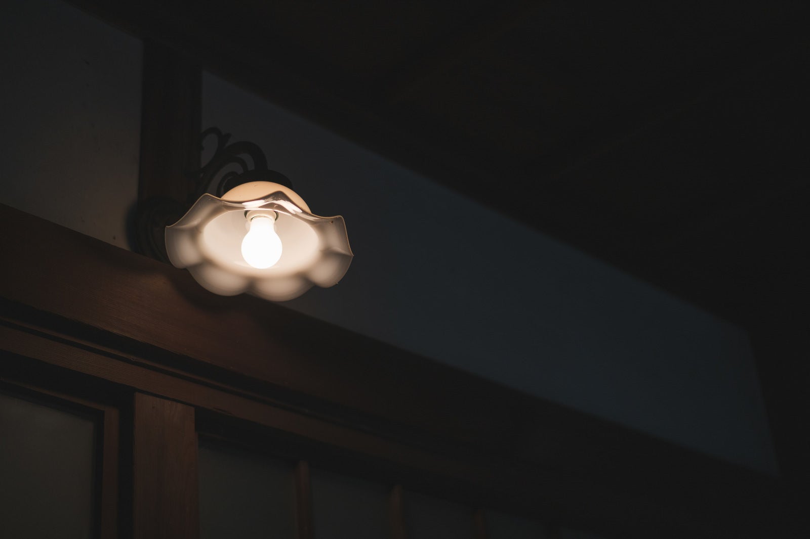 「明かりを灯す照明器具」の写真