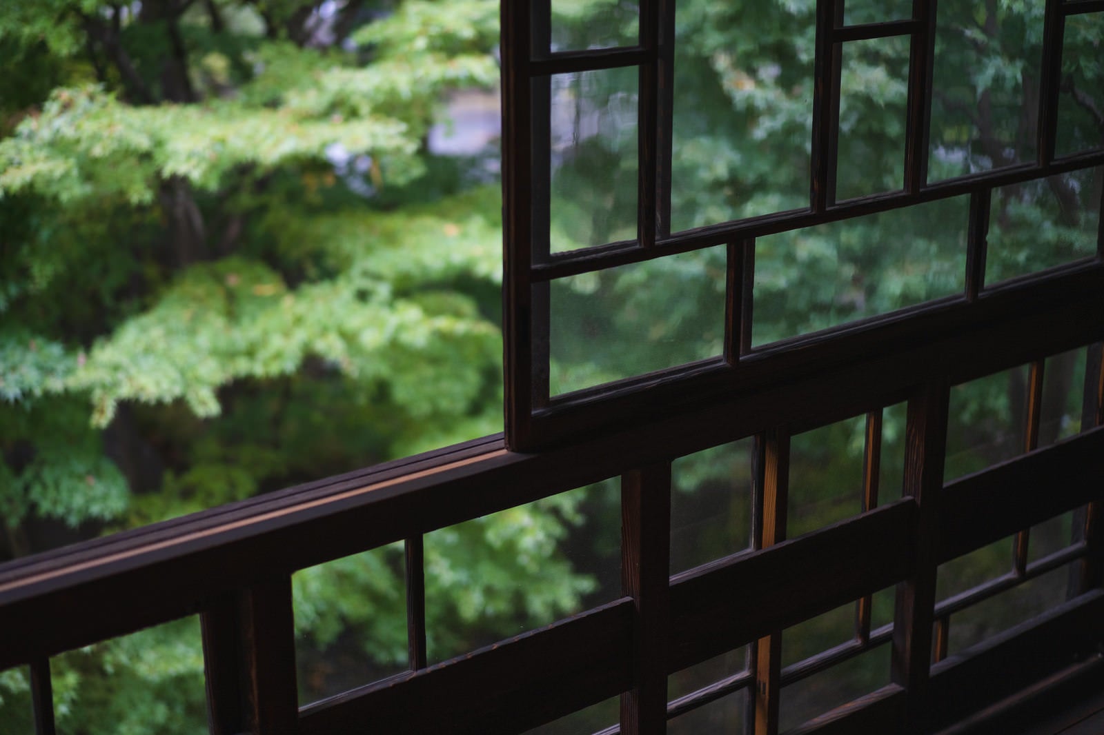「昭和の雰囲気のガラス窓」の写真