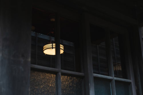 格子の窓から見た間接照明の写真