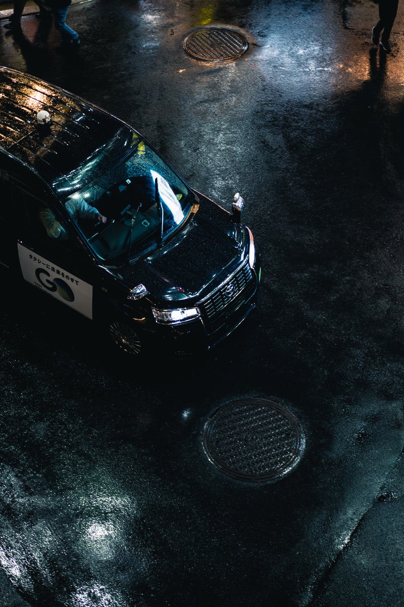 「雨上がりの地面とタクシー」の写真