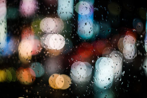 雨粒とボケた光の写真