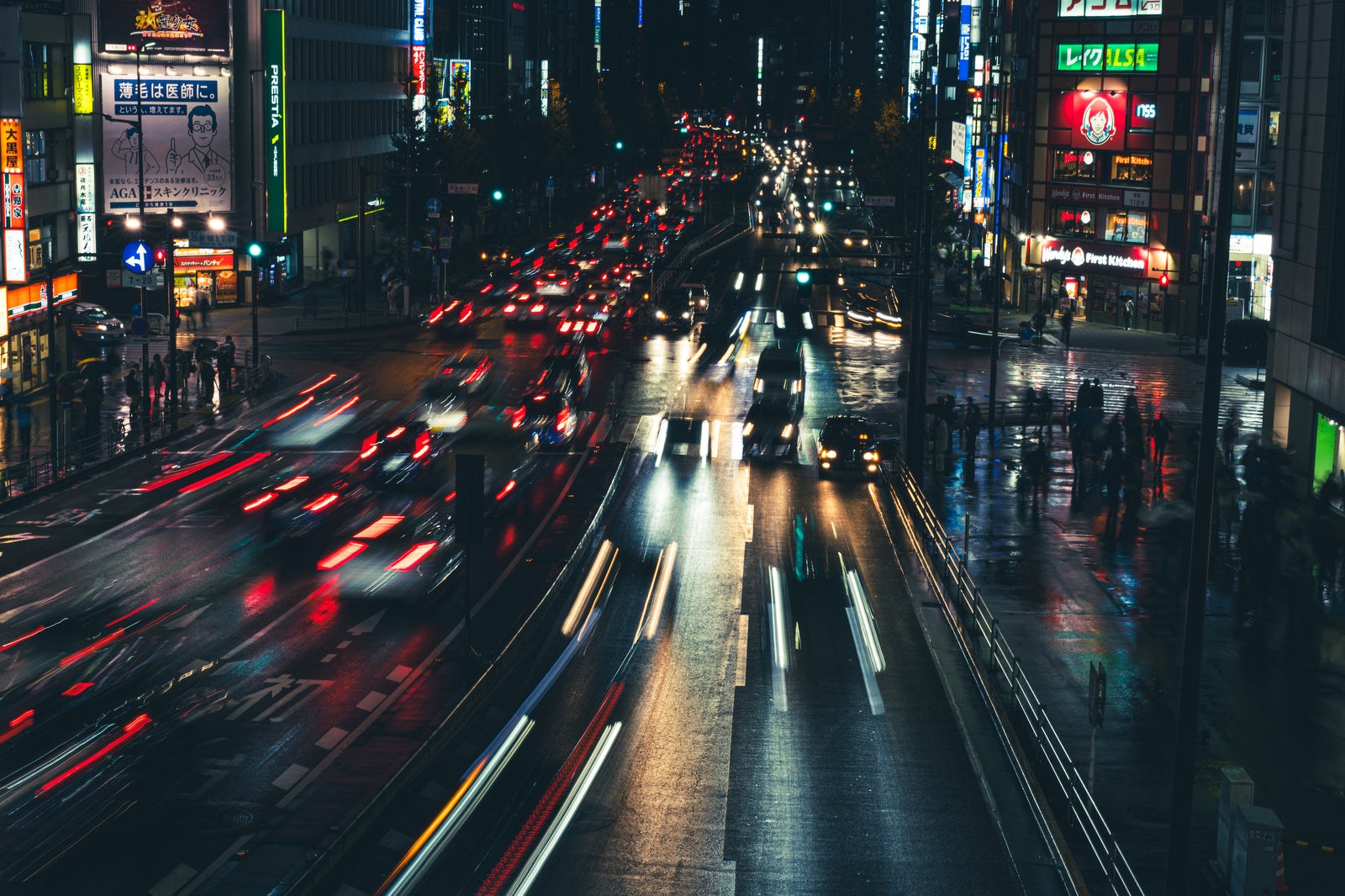 「西新宿一丁目を往来する車の流れ」の写真