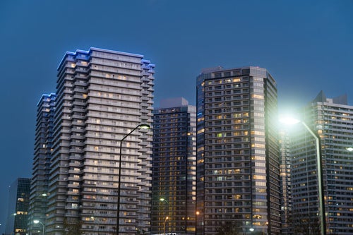 タワーマンション群と街灯の写真