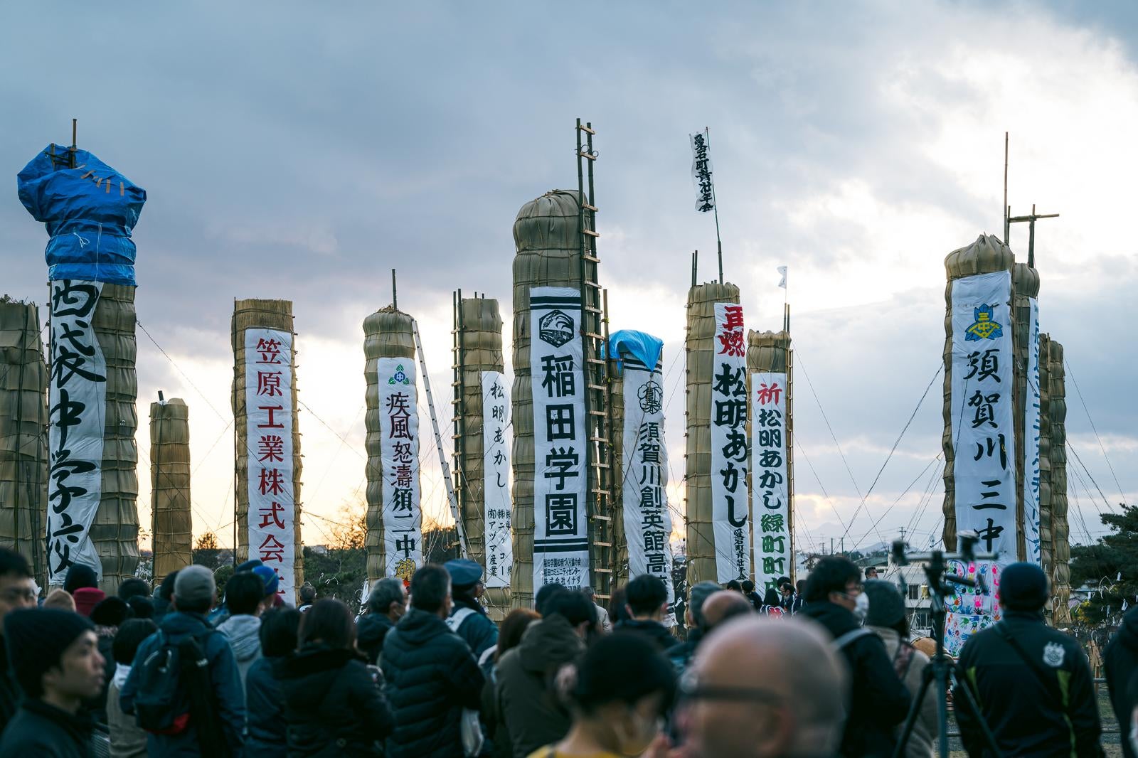 「松明あかしや火祭り準備を見守る観客」の写真
