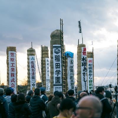 松明あかしや火祭り準備を見守る観客の素材