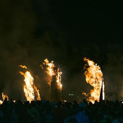 松明あかしの大松明の炎と風に舞う火花の写真