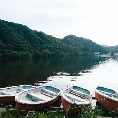 榛名湖と貸しボートの写真