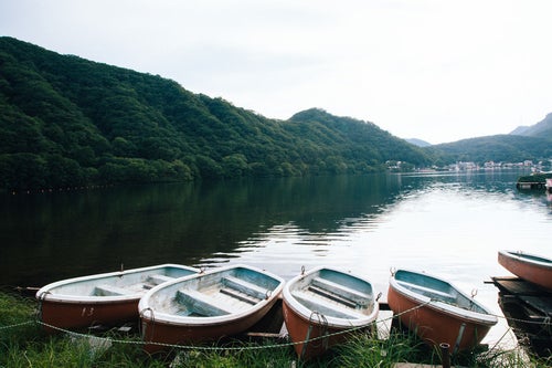 榛名湖と貸しボートの写真