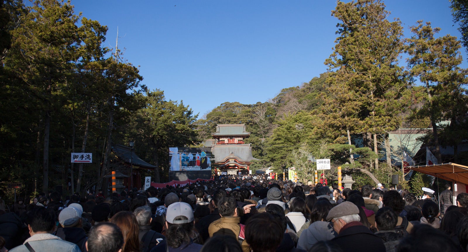 「初詣に訪れる参拝客（鶴岡八幡宮）」の写真