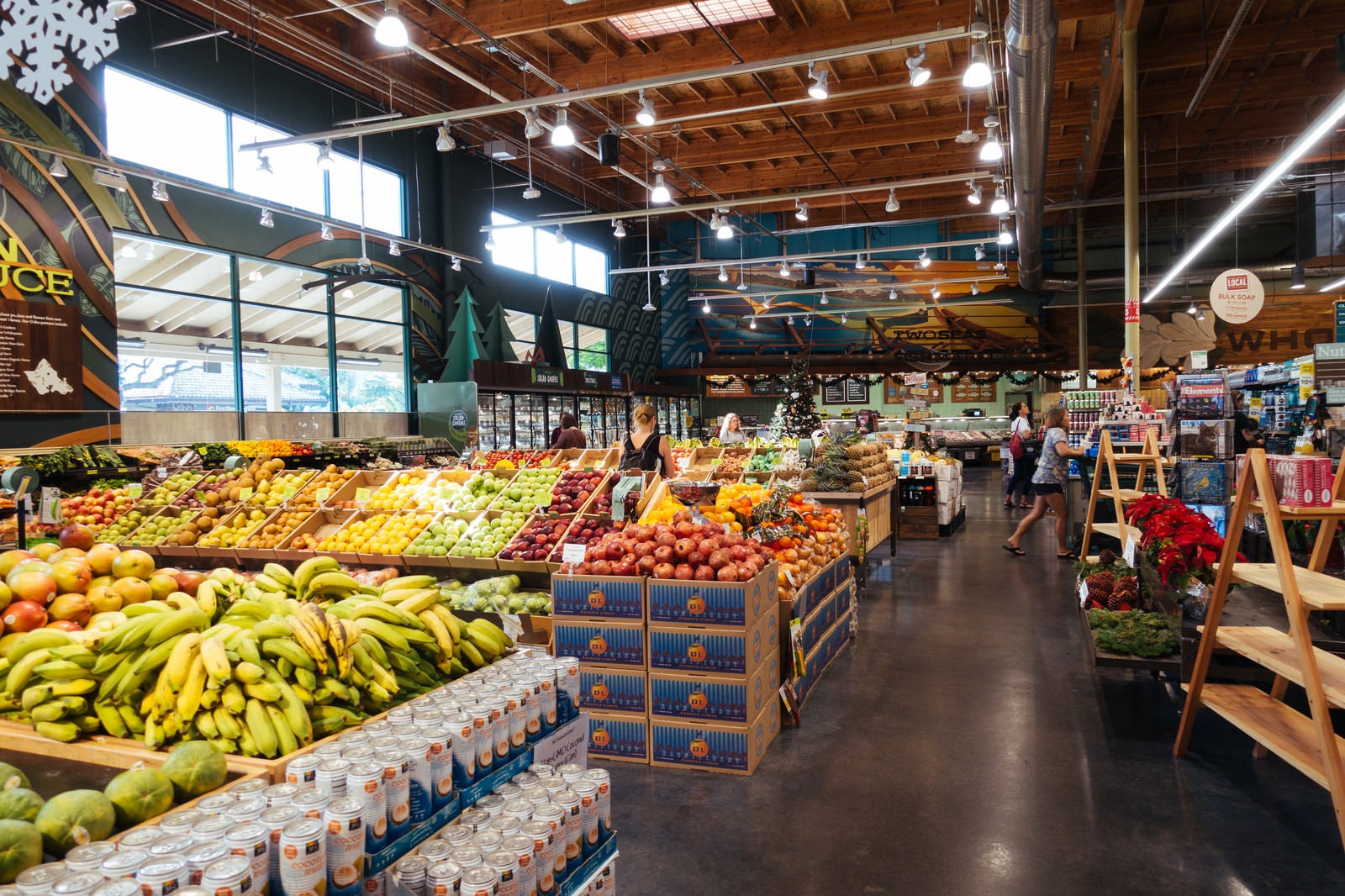 「山盛りのフルーツが並ぶ海外のスーパーマーケット」の写真