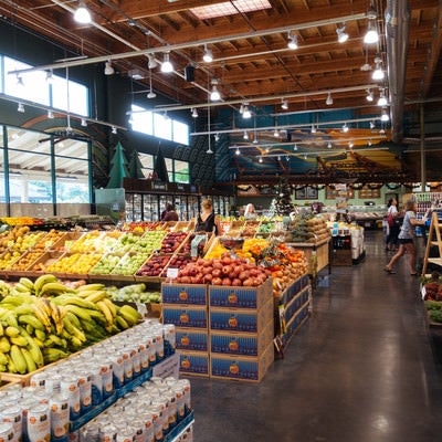 山盛りのフルーツが並ぶ海外のスーパーマーケットの写真