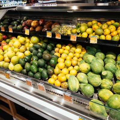 スーパーマーケットに並べられた南国のフルーツの写真