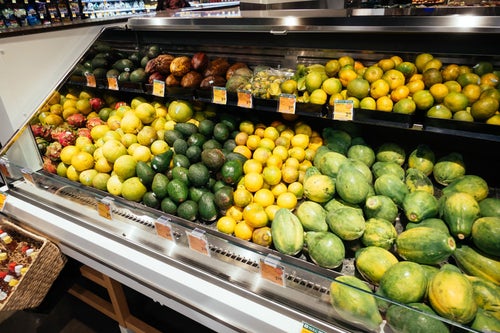 スーパーマーケットに並べられた南国のフルーツの写真