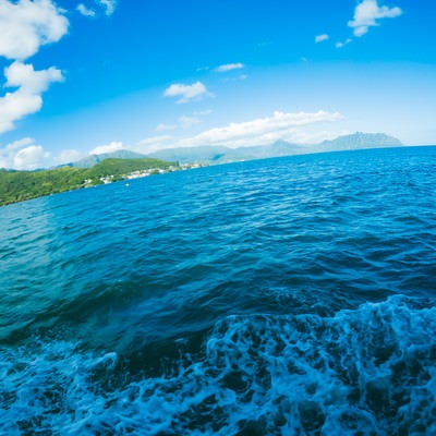 ハワイの海上を移動中の写真