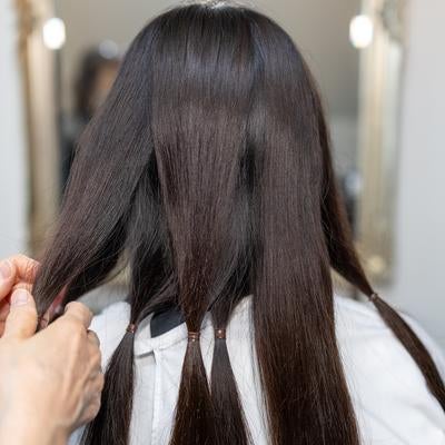美容室で行うヘアドネーション前の髪分け工程の写真