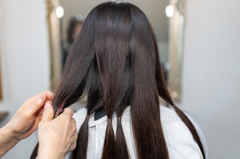 美容室で行うヘアドネーション前の髪分け工程の写真