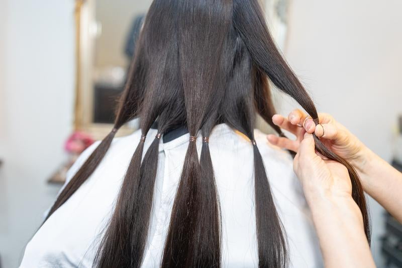 ヘアドネーションカット前の髪束分けシーンの写真