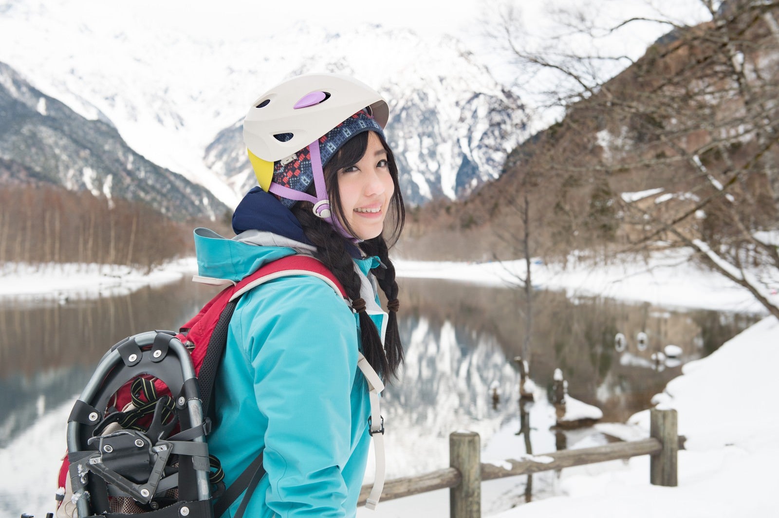 「上高地でスノーシュートレッキングに向かう女性」の写真［モデル：河村友歌］