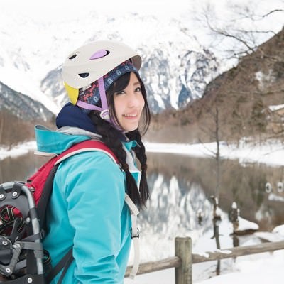 上高地でスノーシュートレッキングに向かう女性の写真