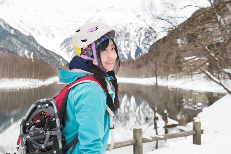 上高地でスノーシュートレッキングに向かう女性の写真
