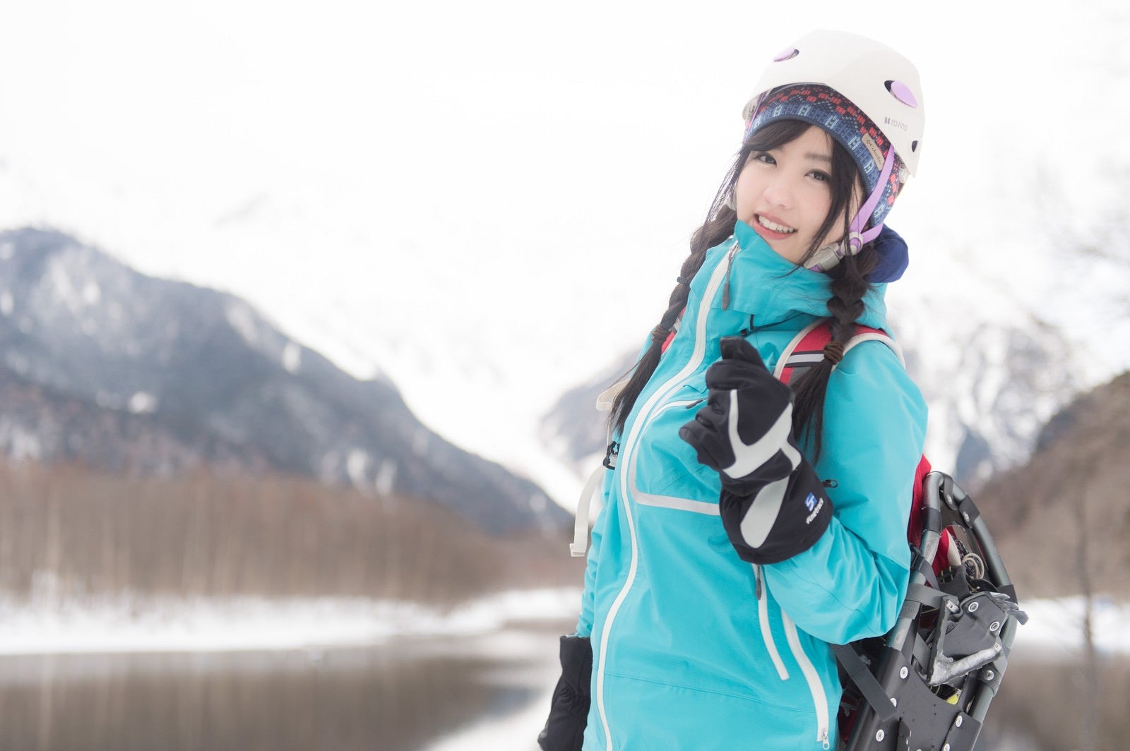 「山ガール、冬の雪山レイヤリング」の写真［モデル：河村友歌］
