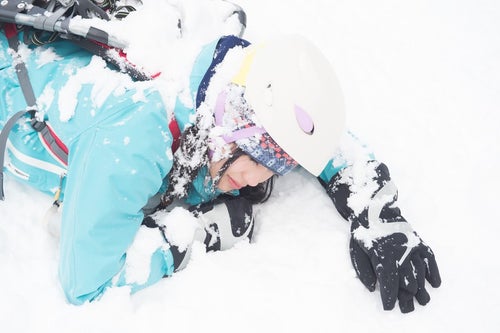 雪山で滑落した女性の写真
