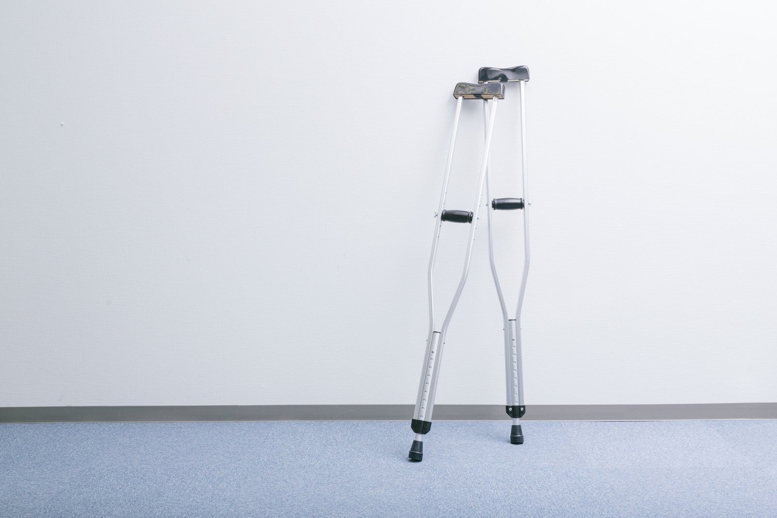 「廊下に立てかけられた松葉杖」の写真