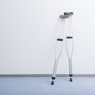 廊下に立てかけられた松葉杖の写真