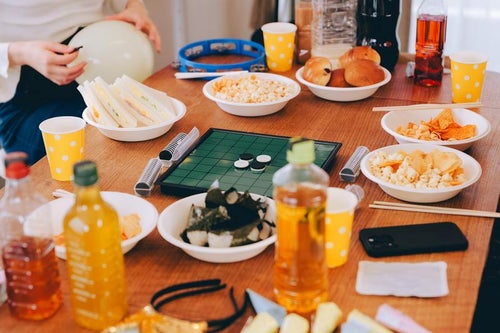 ホームパーティーのテーブル上のお菓子や食べ物の写真