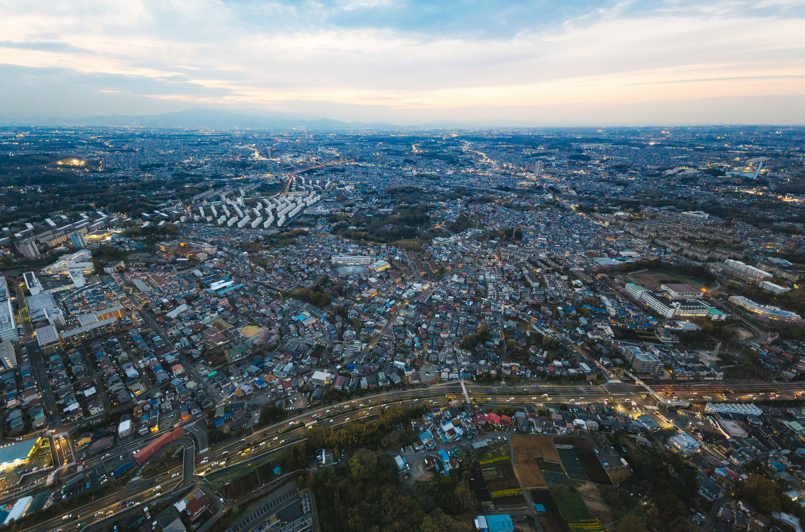「ヘリコプター上空から撮影した市街地」の写真