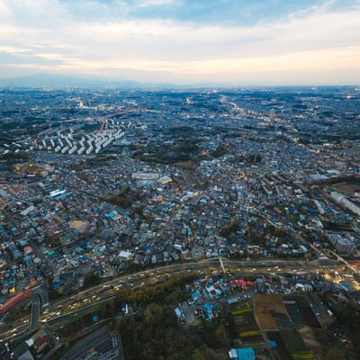 ヘリコプター上空から撮影した市街地の写真