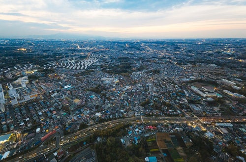 ヘリコプター上空から撮影した市街地の写真