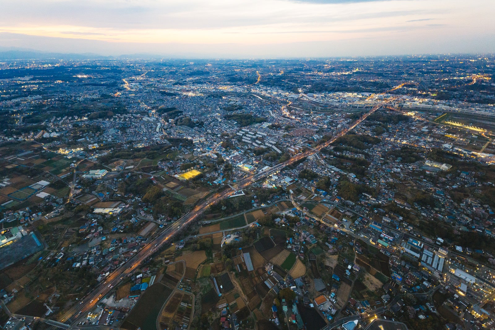 「上空から撮影した高速道路」の写真