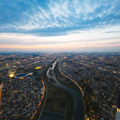 多摩川上空（左が神奈川県、右が東京都）の写真