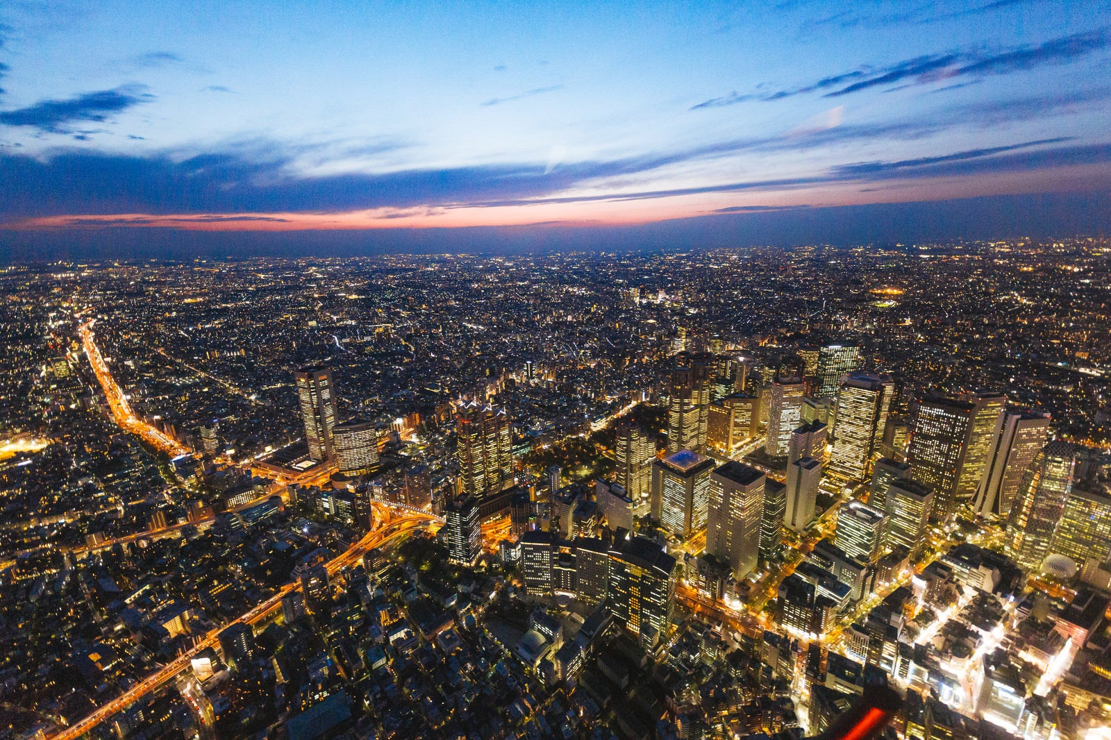 「新宿のビル群（上空）」の写真