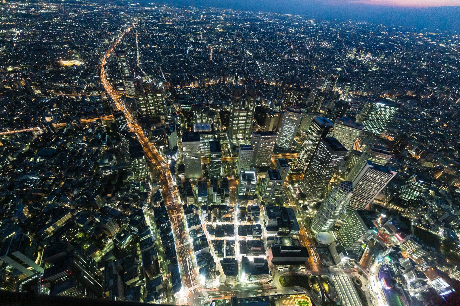 「新宿のビル群を夜景空撮」の写真