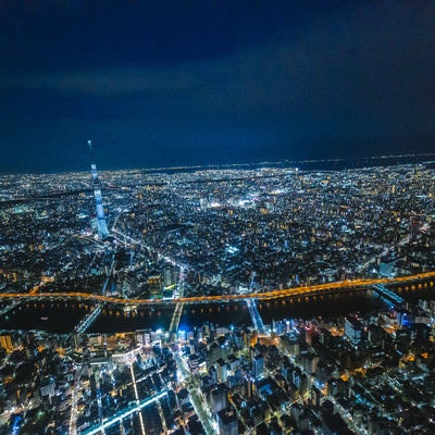 隅田川と東京スカイツリーの空撮夜景の写真