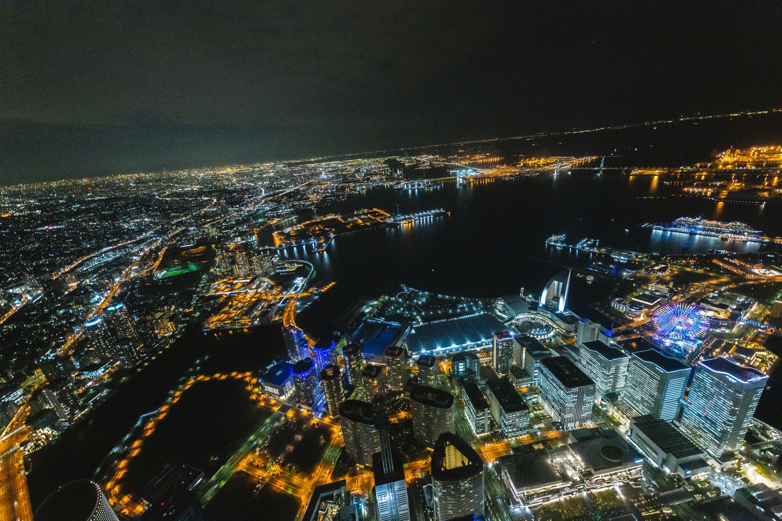 「横浜みなとみらいの上空撮影（夜景）」の写真