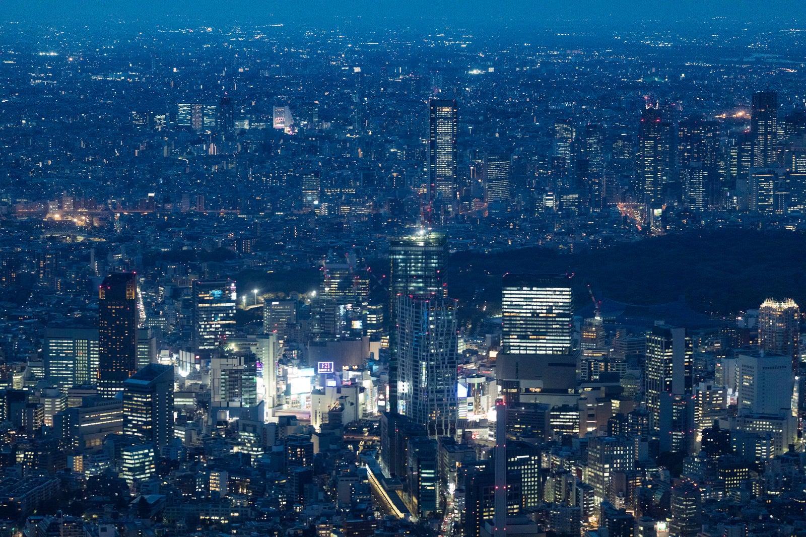 「渋谷付近のビル群と空撮夜景」の写真