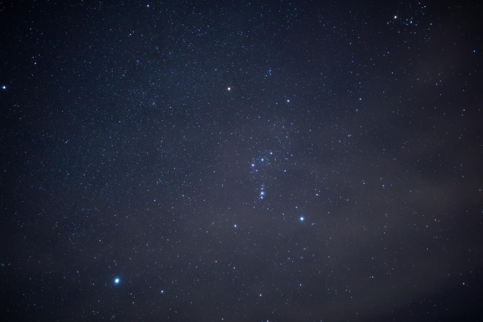 「静寂に包まれた冬の星座（オリオン座）」の写真